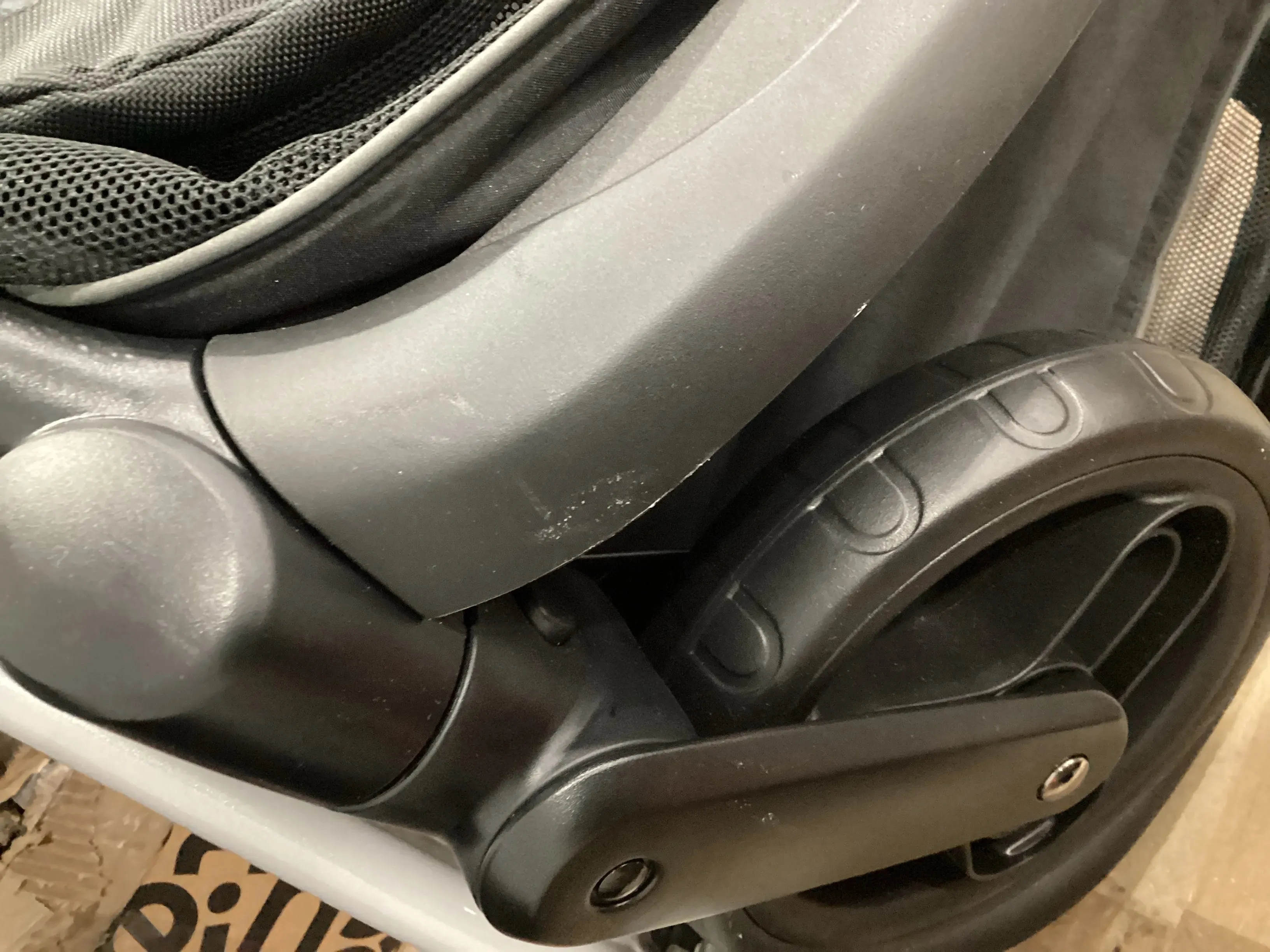 Graco Modes Nest Travel System with Adjustable Reversible Seat (Floor Model)